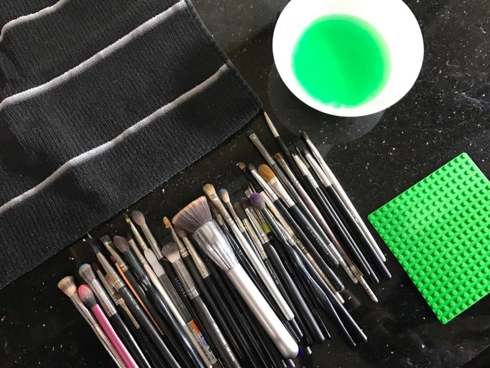 How to clean makeup brushes. Chanie Harstein’s Ingenious Method for Cleaning Makeup Brushes. Using a Lego Board to clean makeup brushes