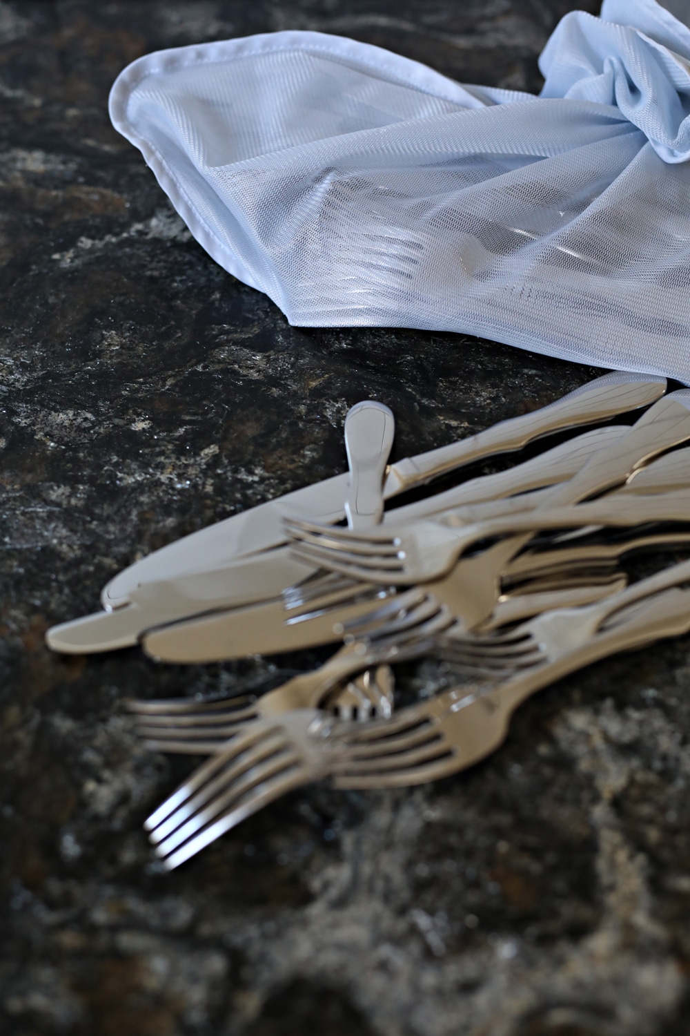 toiveling flatware