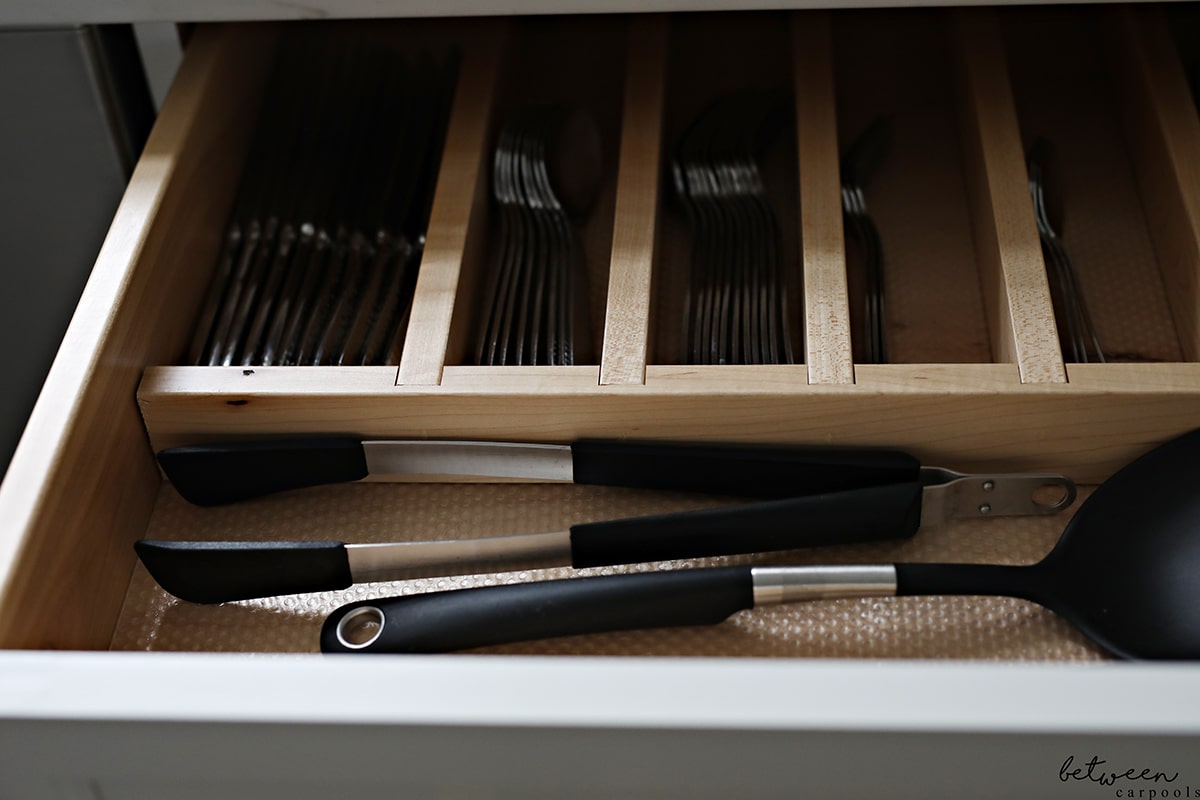 IKEA 365+ HJÄLTE Tongs, stainless steel/black in a cutlery drawer lined with VARIERA
Drawer liner