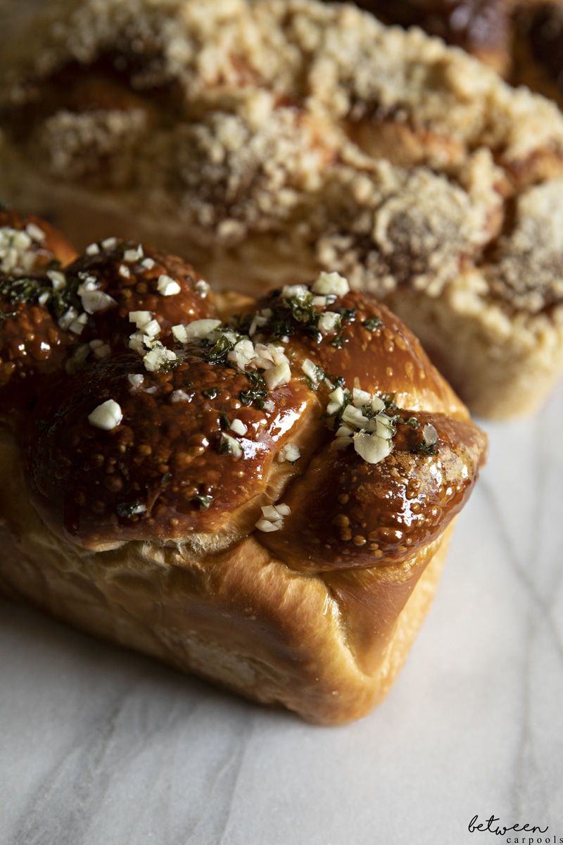 garlic knot challah topping