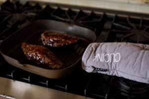 Never Touch A Hot Pan Again!  It’s so easy to forget when the handle is hot. This  is a great way to remind yourself. 