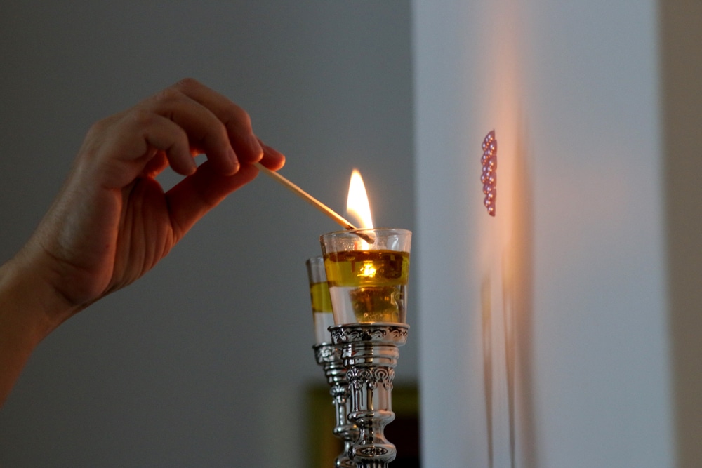 mitzvos lighting shabbos candles