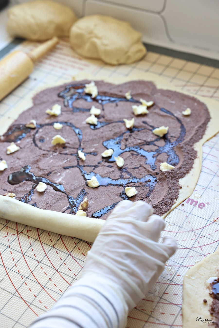 rolling up kokosh cake from the shorter side