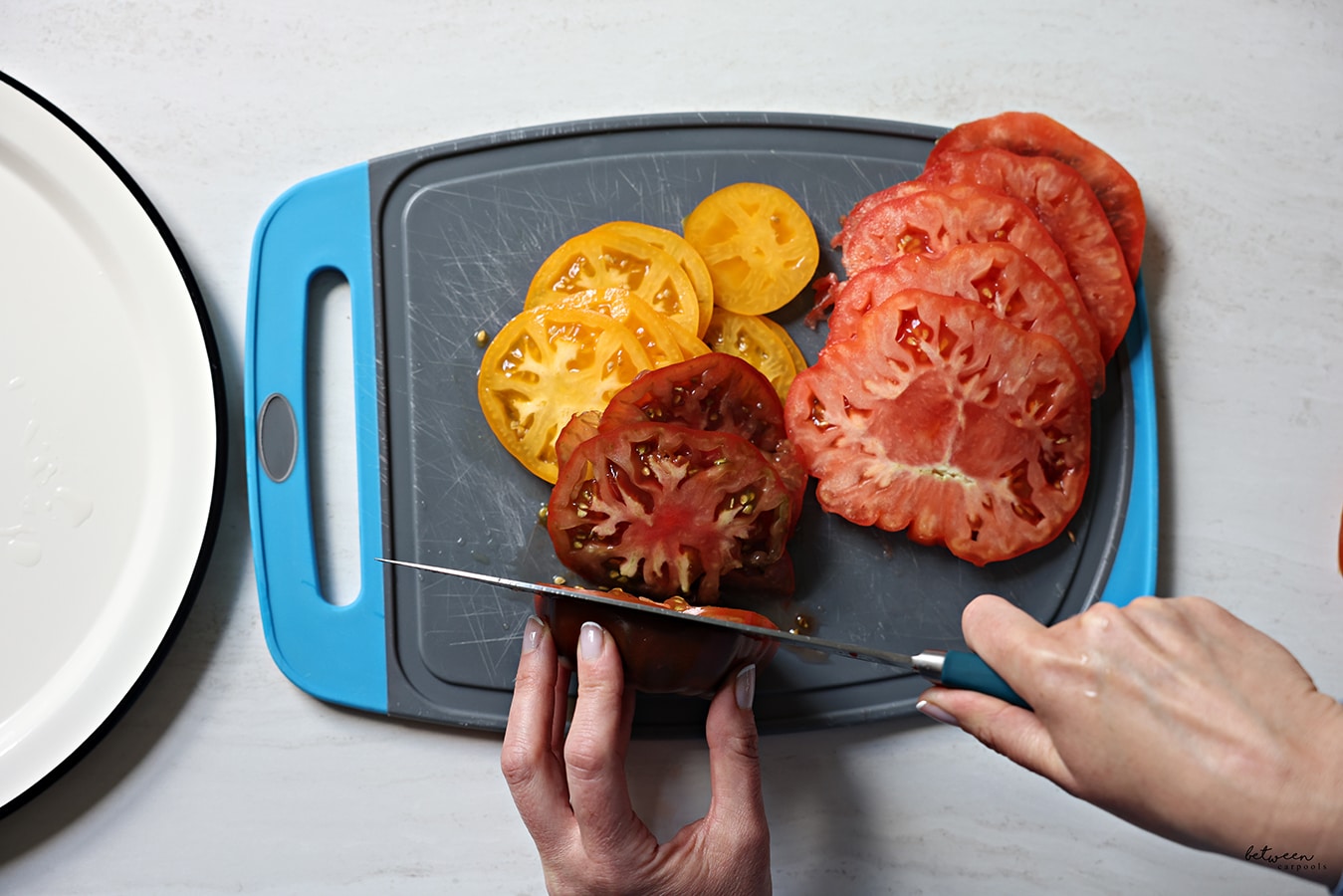 slicing heirloom tomatoes